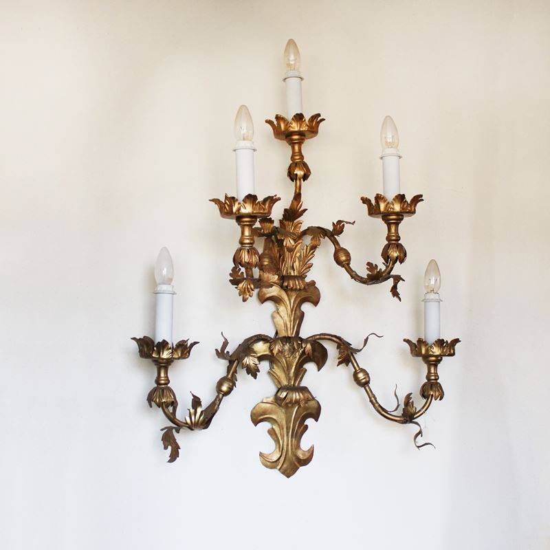 Applique a quattro luci in metallo dorato  (Italia, XX sec.)  - Asta Gli Arredi di Villa "Le Marchesane" - San Luca Casa d'Aste