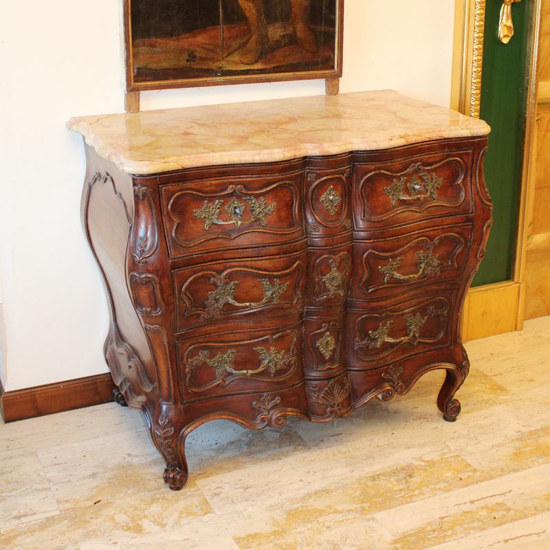 ♦ Cassettone in stile provenzale in noce  (Italia, XX sec.)  - Asta Gli Arredi di Villa "Le Marchesane" - San Luca Casa d'Aste
