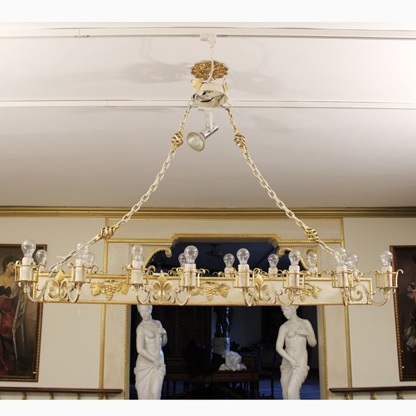 Lampadario a sedici luci in metallo laccato e dorato