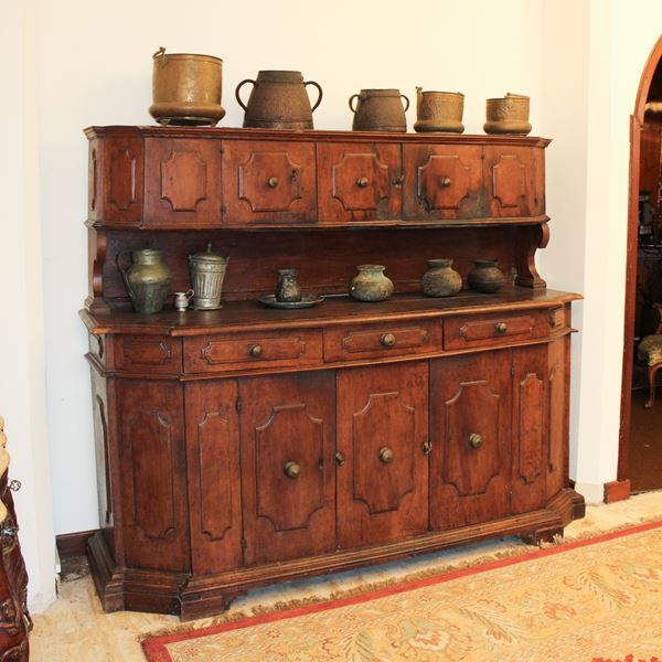 Credenza scantonata in noce