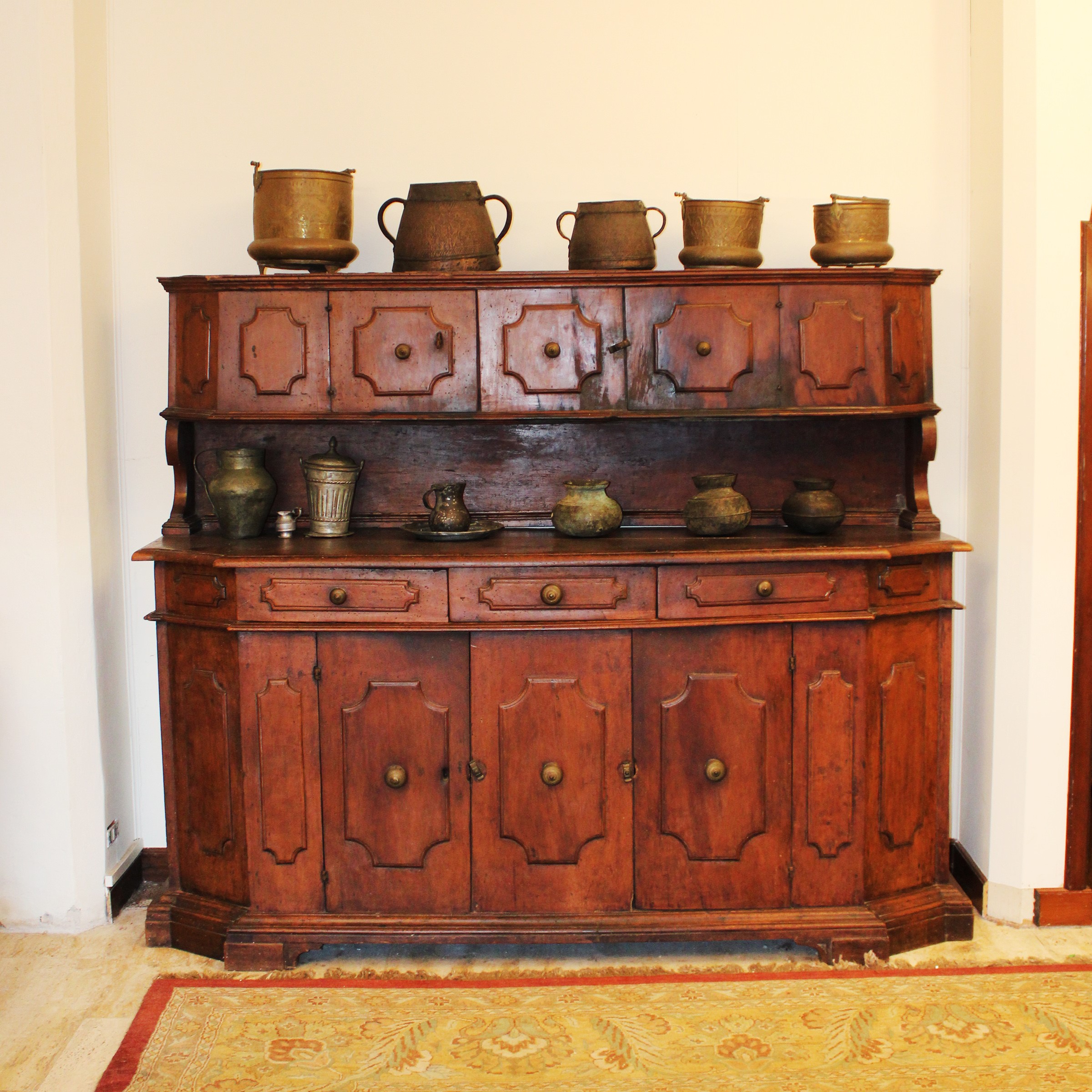 Credenza Scantonata in Noce
