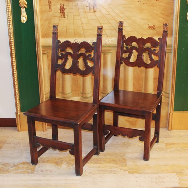 ♦ Coppia di sedie in legno tinto noce