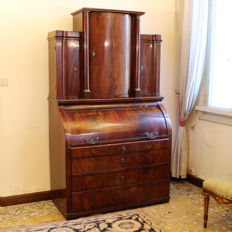 Mobile Biedermeier in mogano e piuma di mogano  (Austria, XIX sec.)  - Asta Gli Arredi di Villa "Le Marchesane" - San Luca Casa d'Aste