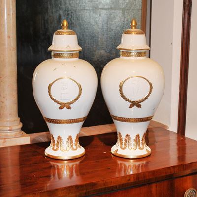 Coppia di Vasi in Ceramica Smaltata e Dorata
