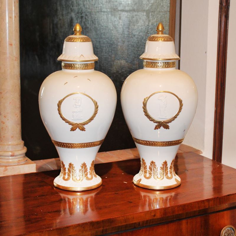 Coppia di vasi in ceramica smaltata e dorata  (Italia, XX sec.)  - Asta Gli Arredi di Villa "Le Marchesane" - San Luca Casa d'Aste