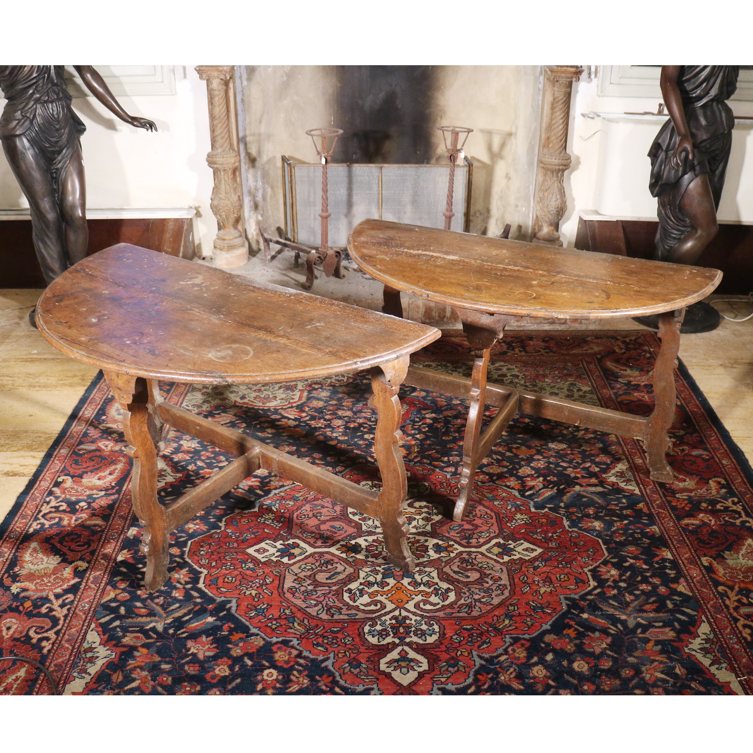 Coppia di consolles in noce