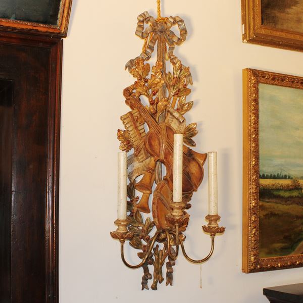 ♦ Applique a tre luci in legno