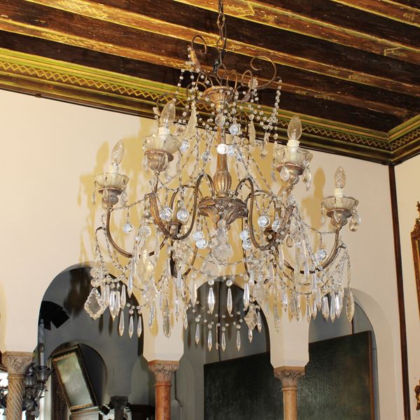 Lampadario a sei luci in legno e ferro dorato