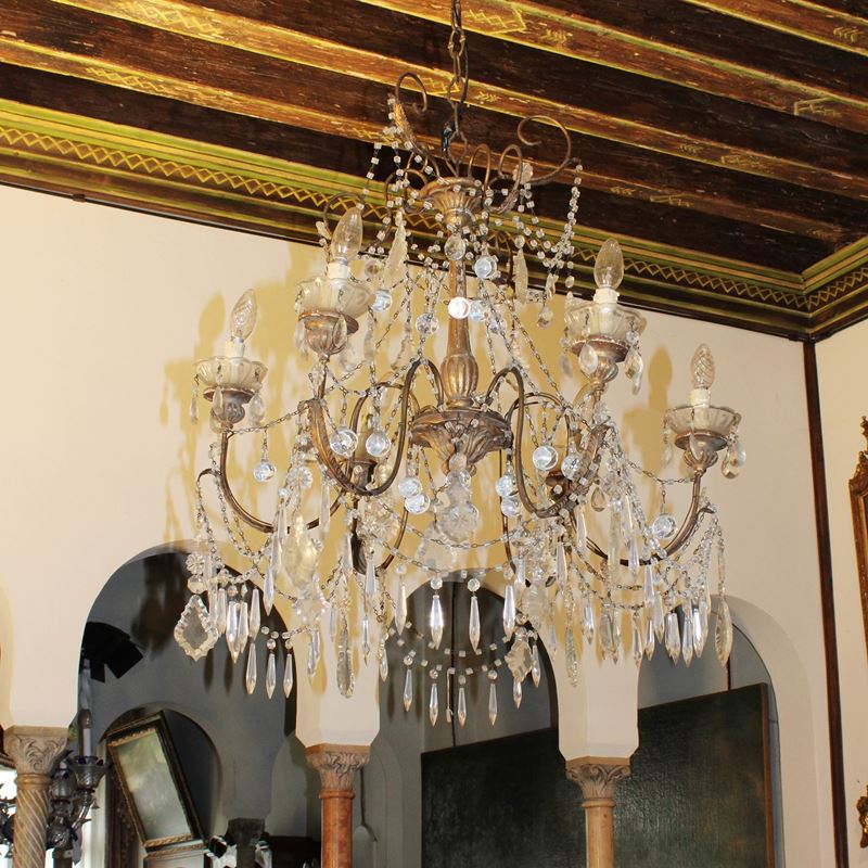 Lampadario a sei luci in legno e ferro dorato  (Italia, XX sec.)  - Asta Gli Arredi di Villa "Le Marchesane" - San Luca Casa d'Aste