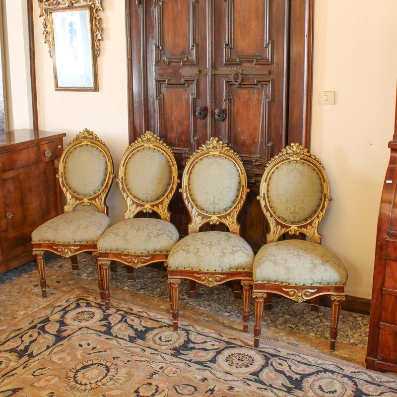 Quattro sedie in legno laccato e dorato  (Italia, prima metà del XX sec.)  - Asta Gli Arredi di Villa "Le Marchesane" - San Luca Casa d'Aste