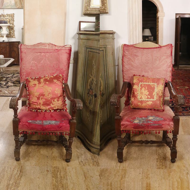 Coppia di poltrone in noce  (Italia, XIX sec.)  - Asta Gli Arredi di Villa "Le Marchesane" - San Luca Casa d'Aste