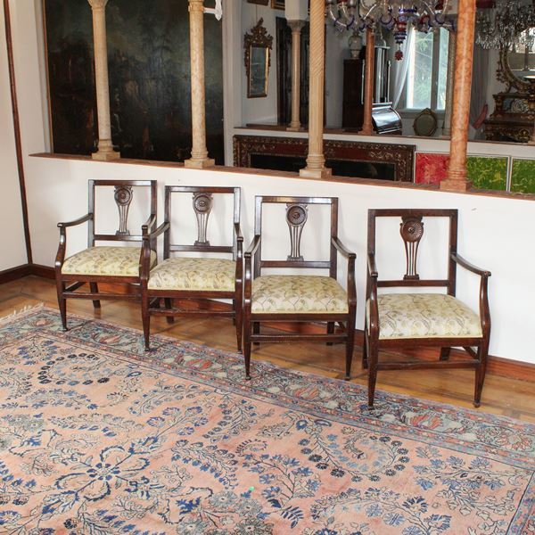 Quattro poltrone in noce