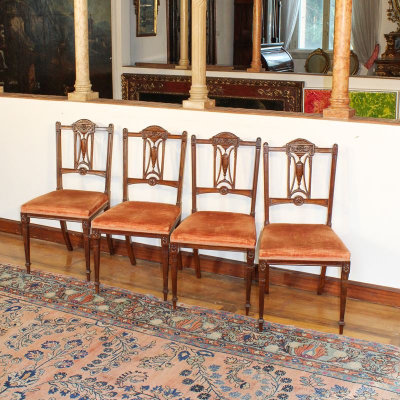 Quattro sedie in noce  (Inghilterra, XIX sec.)  - Asta Gli Arredi di Villa "Le Marchesane" - San Luca Casa d'Aste