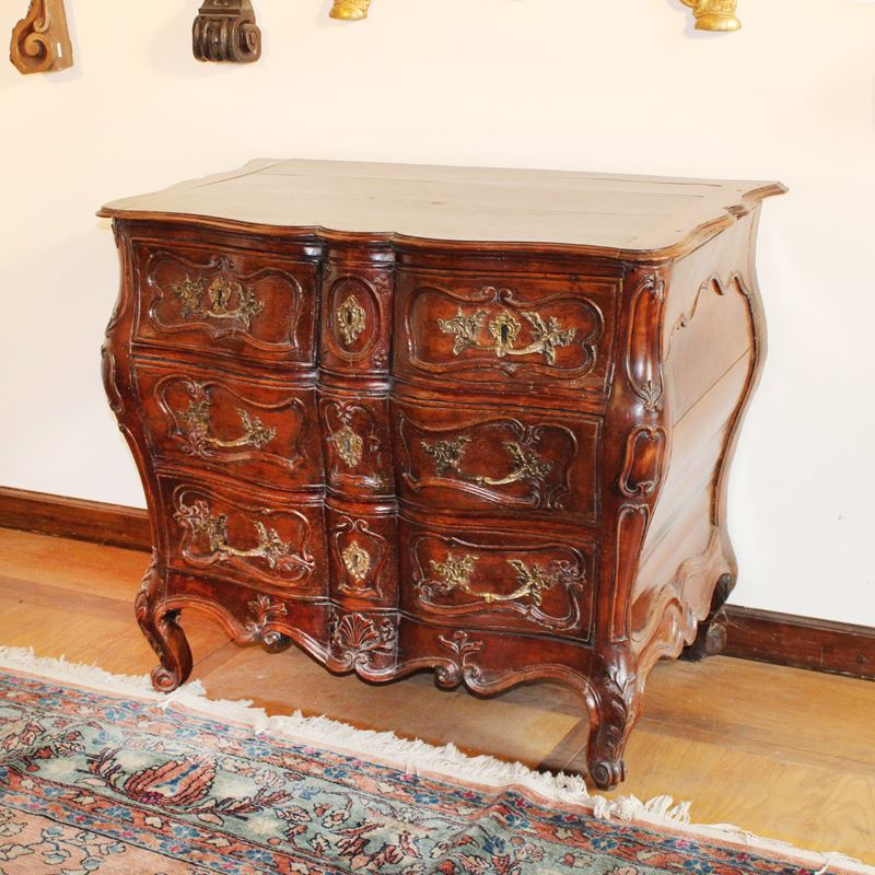 Cassettone provenzale in noce  (Francia, XVIII sec.)  - Asta Gli Arredi di Villa "Le Marchesane" - San Luca Casa d'Aste