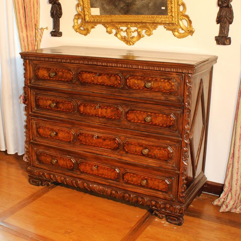 Cassettone in noce  (Italia, XVIII sec.)  - Asta Gli Arredi di Villa "Le Marchesane" - San Luca Casa d'Aste