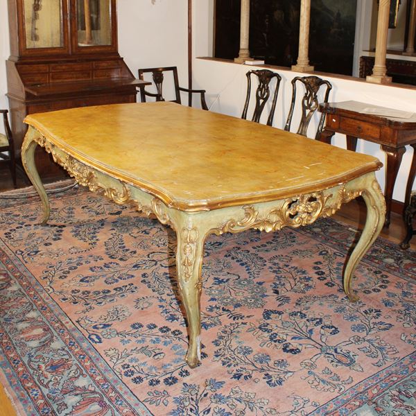 Tavolo da centro in legno laccato e dorato