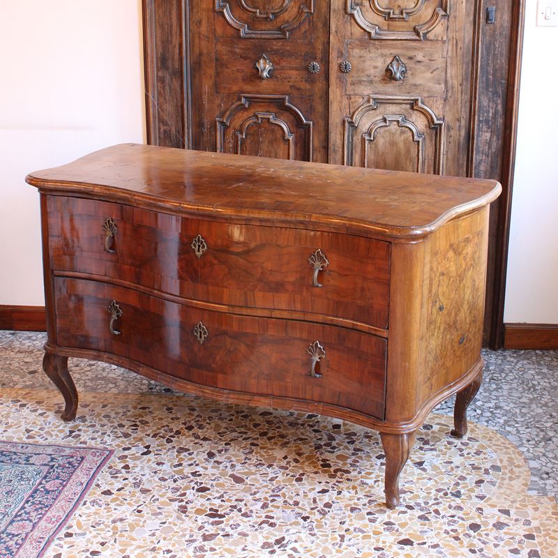 Cassettone in noce  (Italia, XVIII sec.)  - Asta Gli Arredi di Villa "Le Marchesane" - San Luca Casa d'Aste