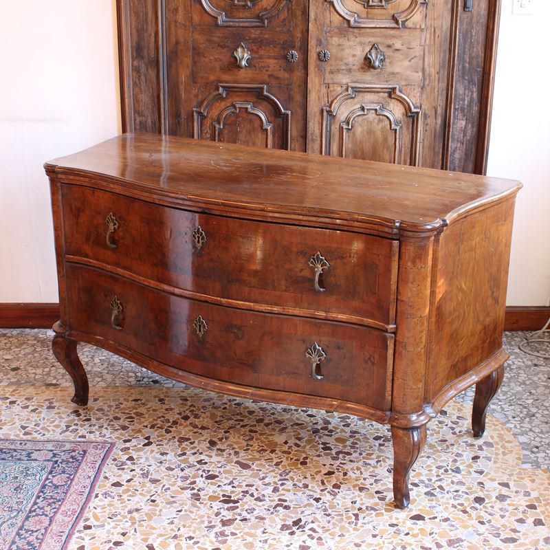 Cassettone in noce  (Italia, XVIII sec.)  - Asta Gli Arredi di Villa "Le Marchesane" - San Luca Casa d'Aste