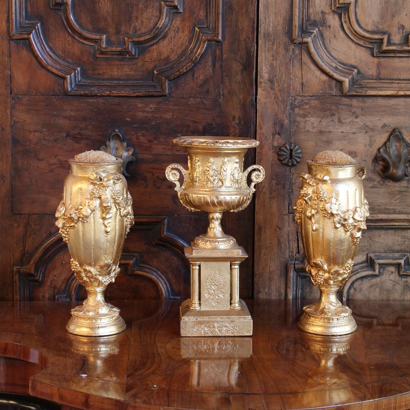 Tre vasi in stucco dorato  (Italia, XX sec.)  - Asta Gli Arredi di Villa "Le Marchesane" - San Luca Casa d'Aste