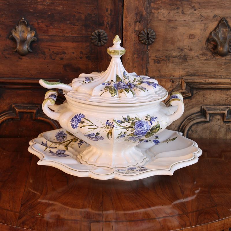 Zuppiera con présentoir in ceramica  (Nove, Bassano - XX sec.)  - Asta Gli Arredi di Villa "Le Marchesane" - San Luca Casa d'Aste