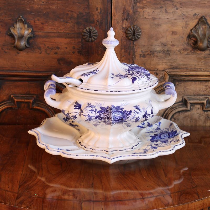 Zuppiera con présentoir in ceramica  (Nove, Bassano - XX sec.)  - Asta Gli Arredi di Villa "Le Marchesane" - San Luca Casa d'Aste