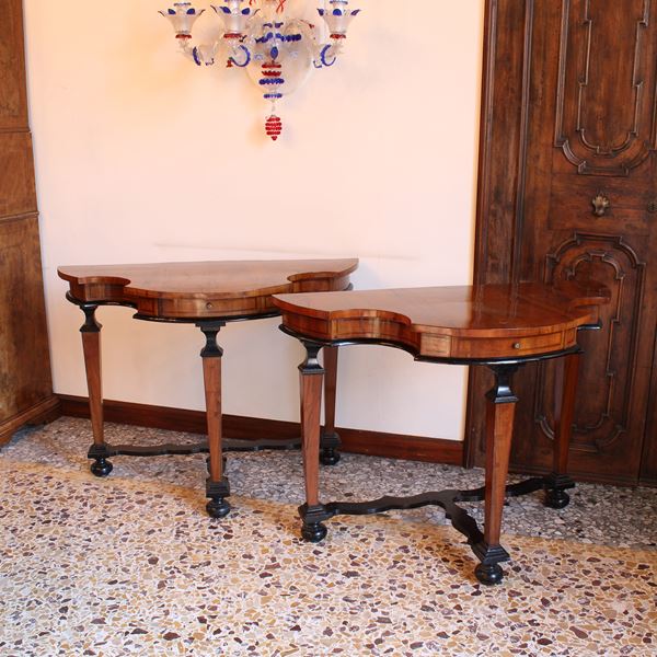 Coppia di tavoli parietali in olivo