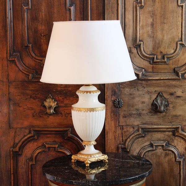 Lampada da tavolo in ceramica bianca e dorata