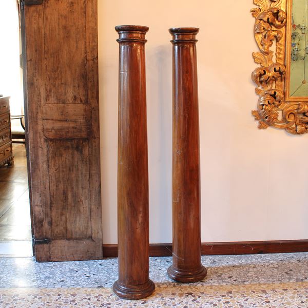 Coppia di colonne in legno