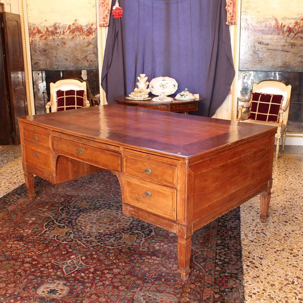 Grande scrivania da centro in noce