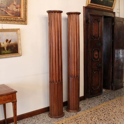 Coppia di Colonne in Legno Tinto Noce