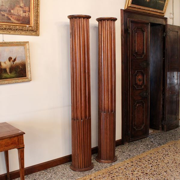 Coppia di colonne in legno tinto noce
