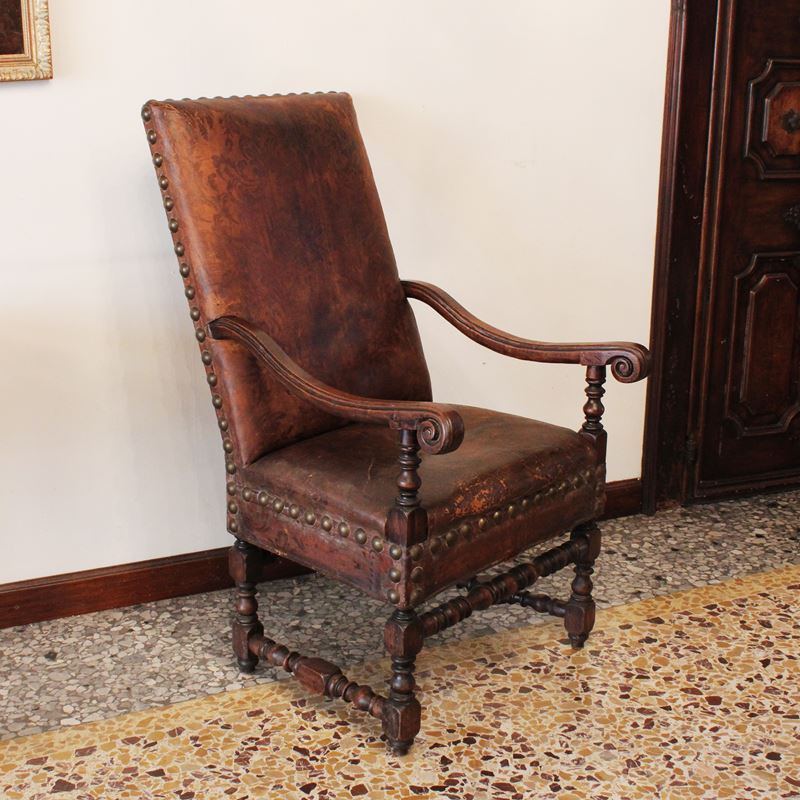 Poltrona a rocchetto in noce  (Italia, XVIII-XIX sec.)  - Asta Gli Arredi di Villa "Le Marchesane" - San Luca Casa d'Aste