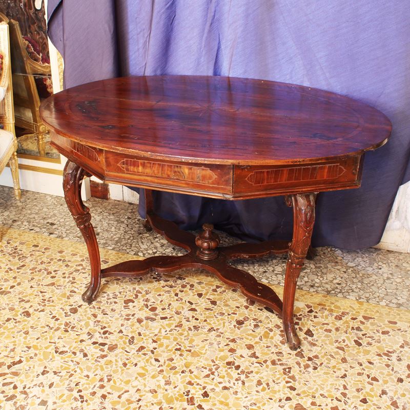 Tavolo da centro in noce  (Italia, XVIII-XIX sec.)  - Asta Gli Arredi di Villa "Le Marchesane" - San Luca Casa d'Aste