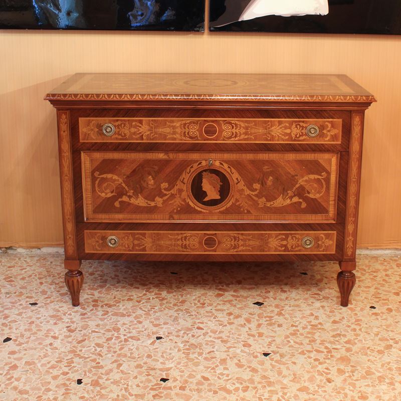 ♦ Cassettone in stile Luigi XVI  (Italia, XX sec.)  - Asta Gli Arredi di Villa "Le Marchesane" - San Luca Casa d'Aste