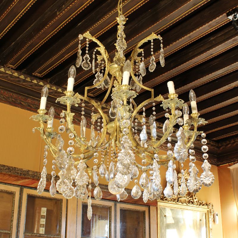 Lampadario in bronzo dorato a dieci luci  (Italia, XX sec.)  - Asta Gli Arredi di Villa "Le Marchesane" - San Luca Casa d'Aste