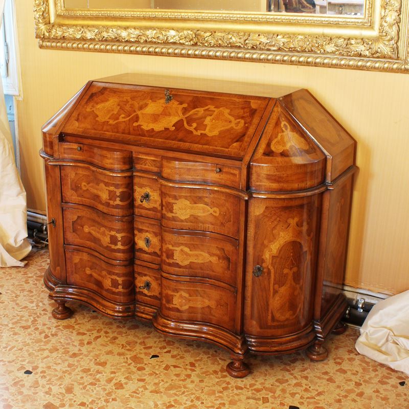 ♦ Ribalta in noce  (Italia, XX sec.)  - Asta Gli Arredi di Villa "Le Marchesane" - San Luca Casa d'Aste