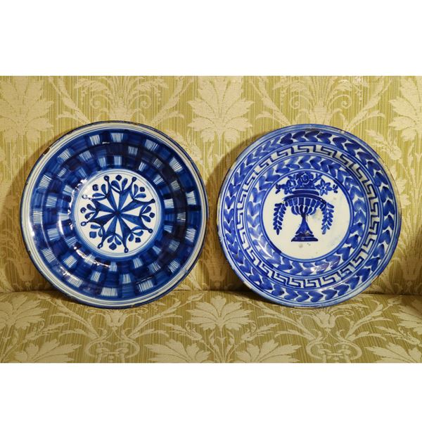 Due piatti in maiolica