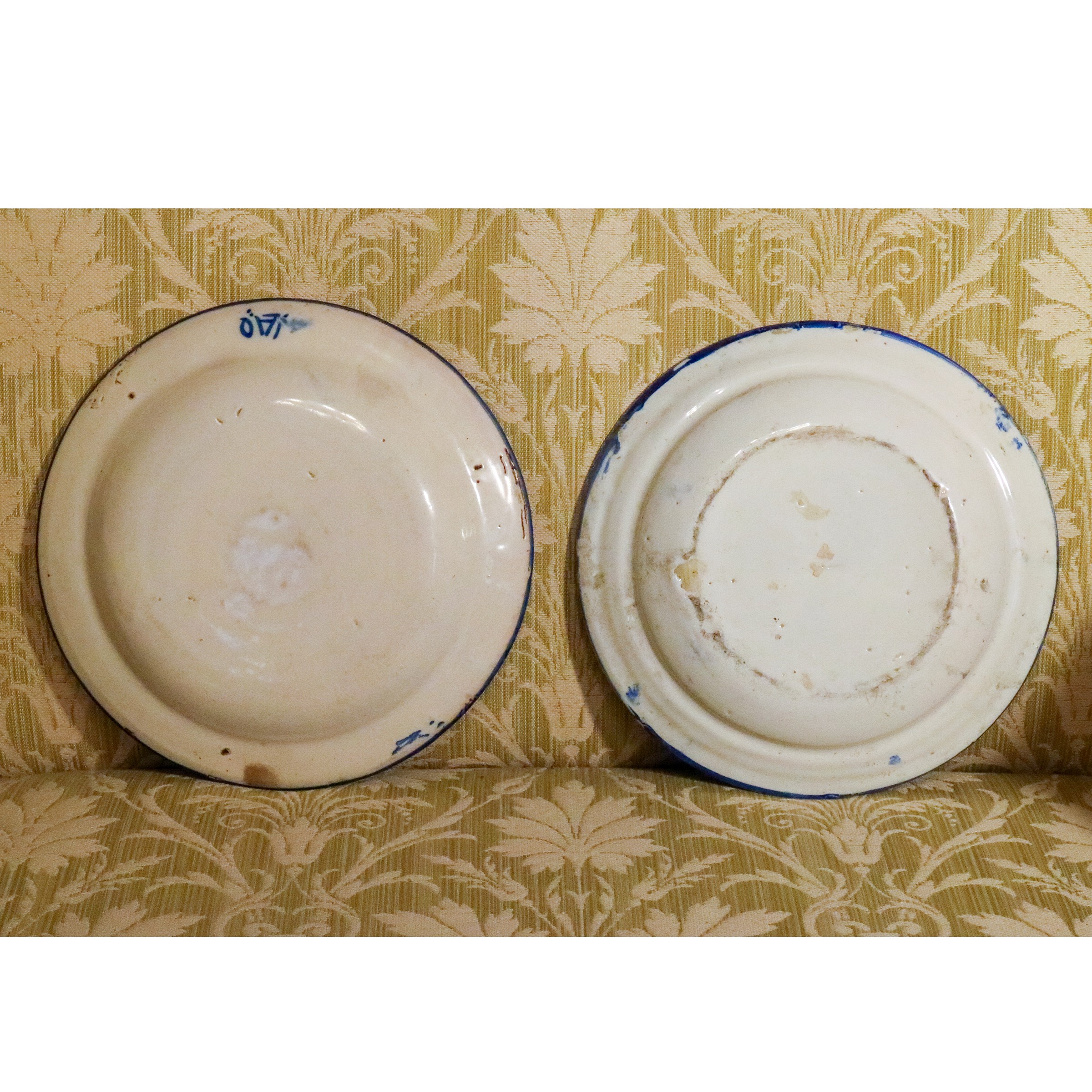 Due piatti in maiolica