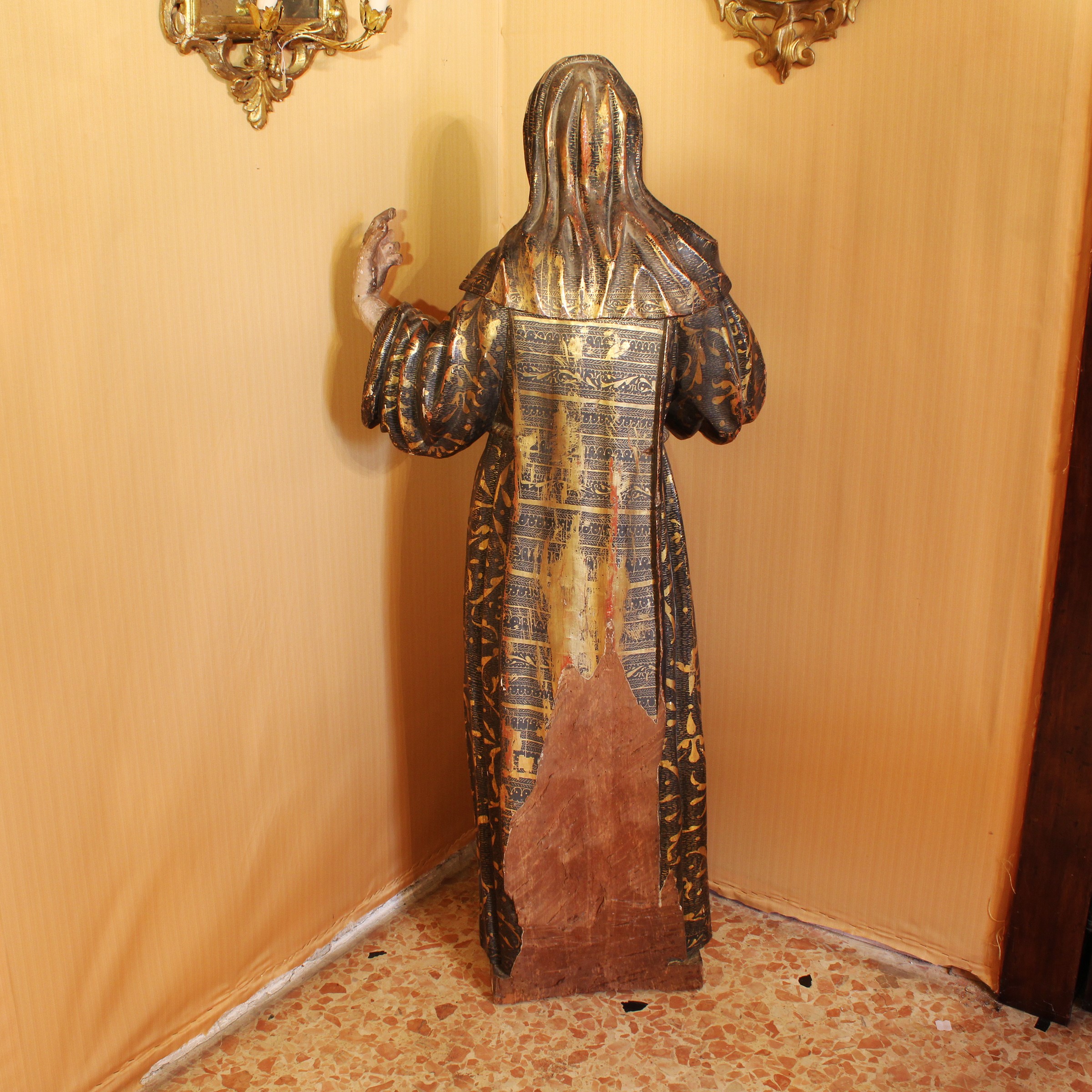 Scultura in Legno Laccato