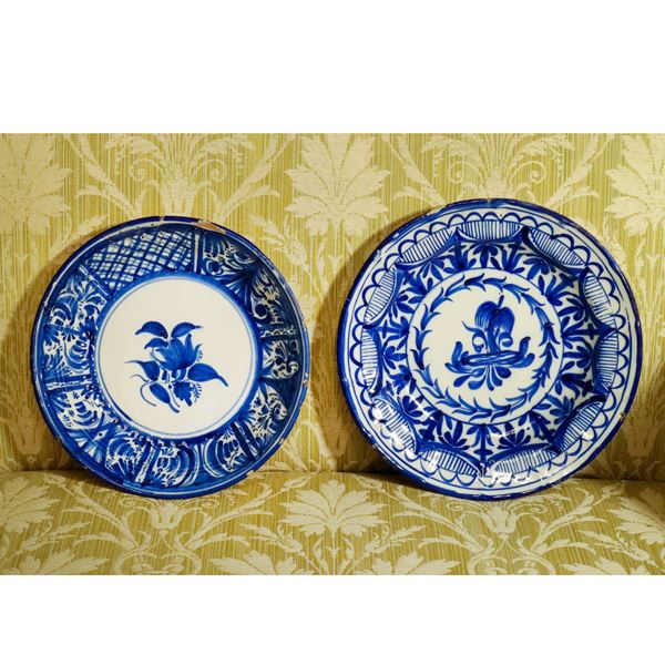 Due piatti in maiolica