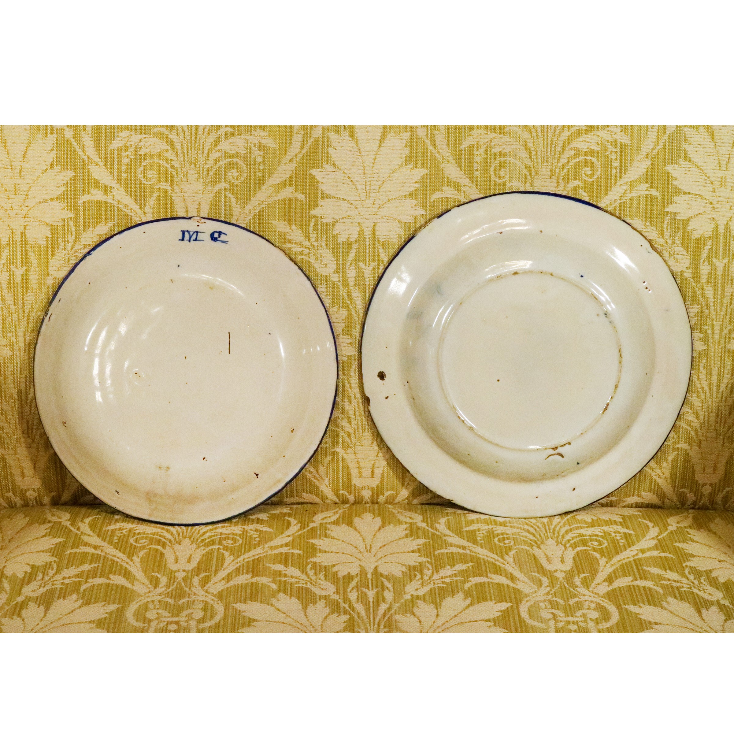 Due piatti in maiolica