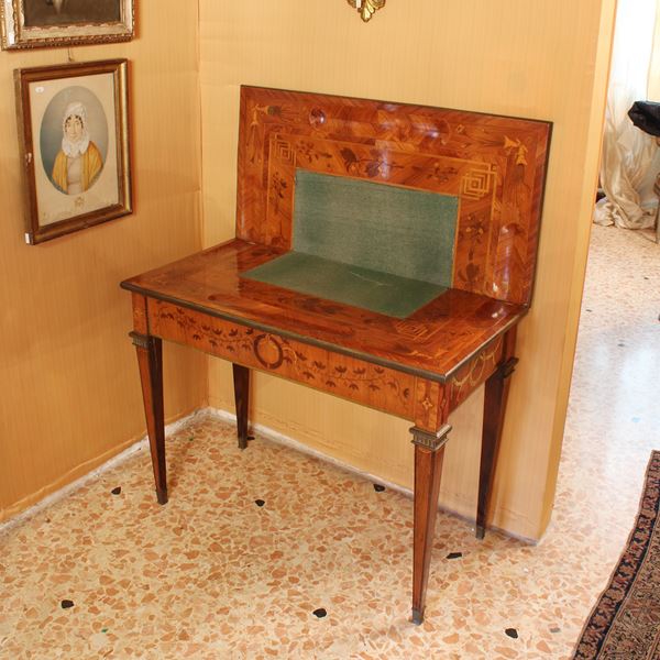 Tavolo da gioco in noce