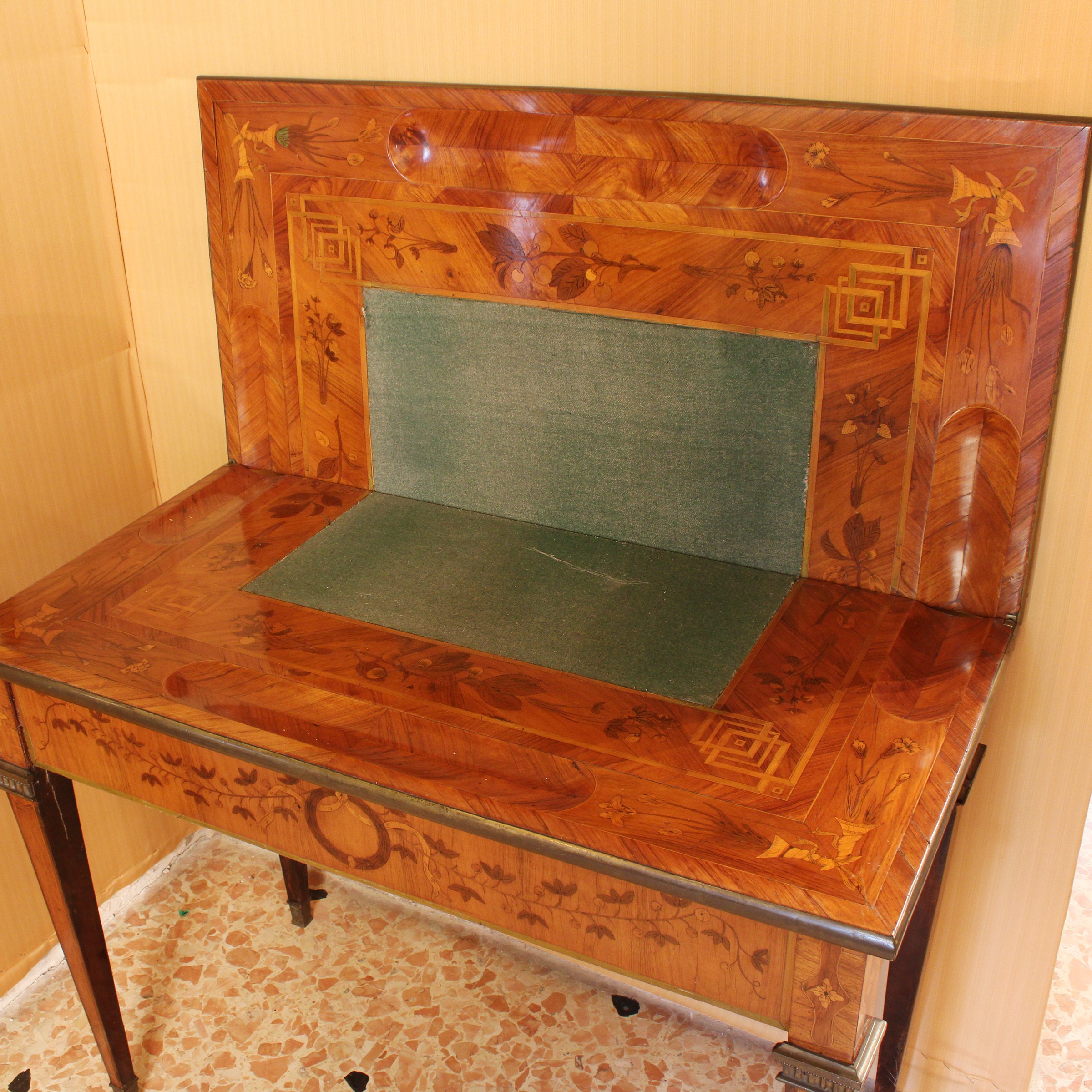 Tavolo da Gioco in Noce
