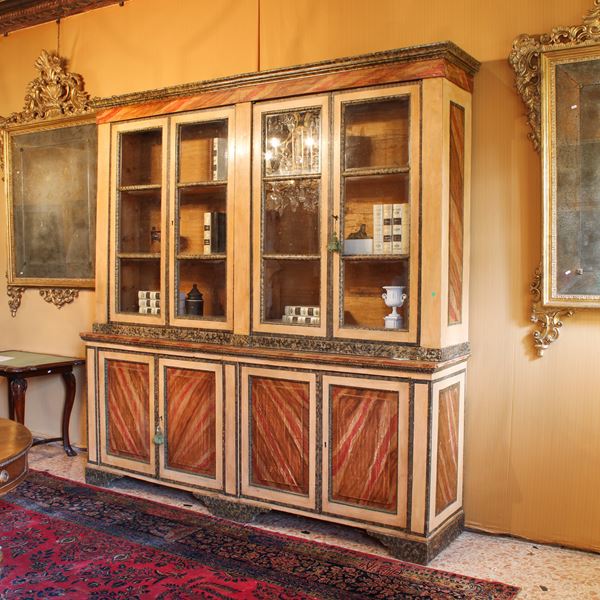 Grande libreria in legno laccato