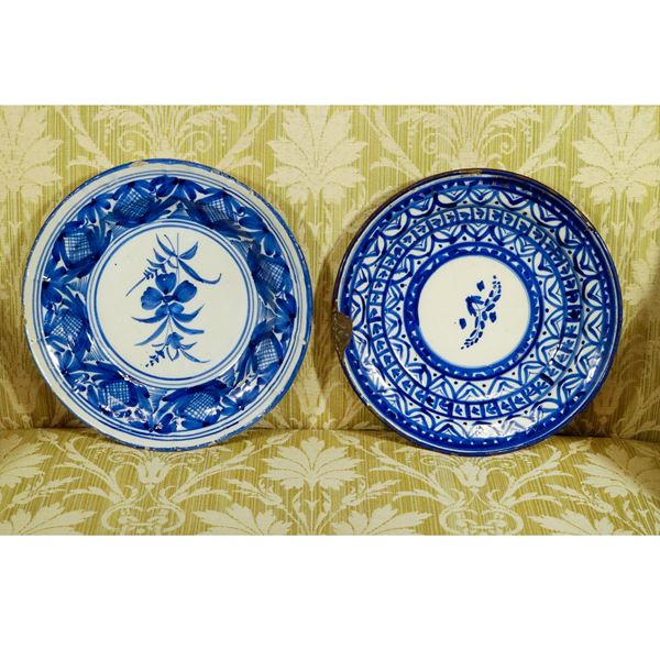 Due piatti in maiolica