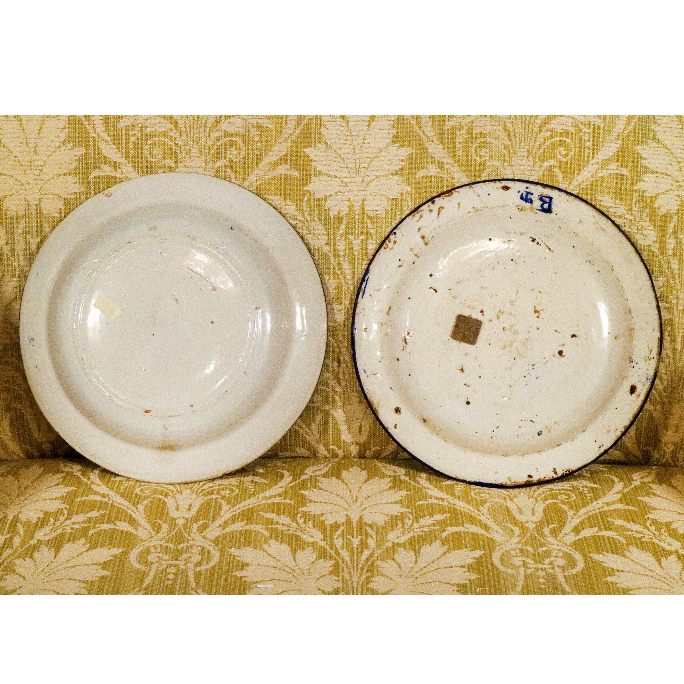 Due piatti in maiolica