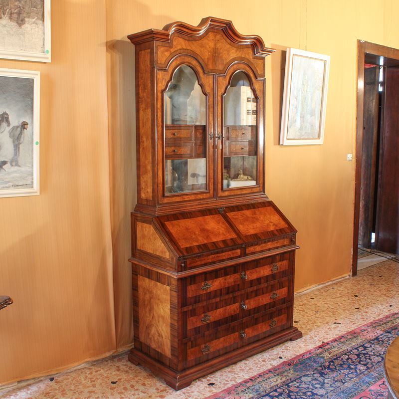 ♦ Trumeau in noce e radica  (Italia, XX sec.)  - Asta Gli Arredi di Villa "Le Marchesane" - San Luca Casa d'Aste