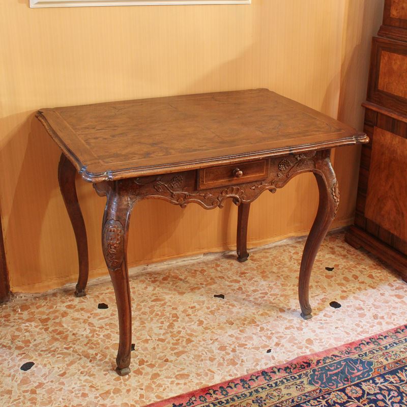 Tavolino in noce  (Italia, XVIII sec.)  - Asta Gli Arredi di Villa "Le Marchesane" - San Luca Casa d'Aste