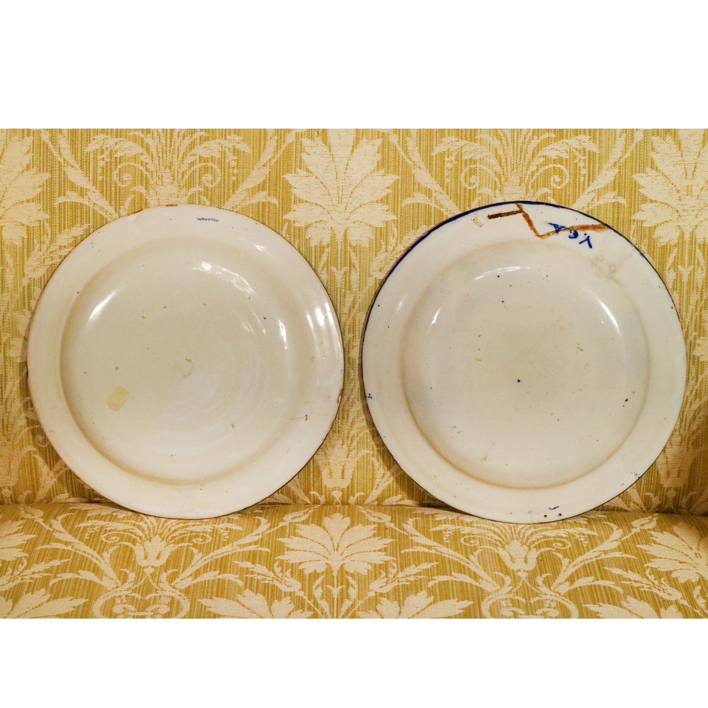 Due piatti in maiolica