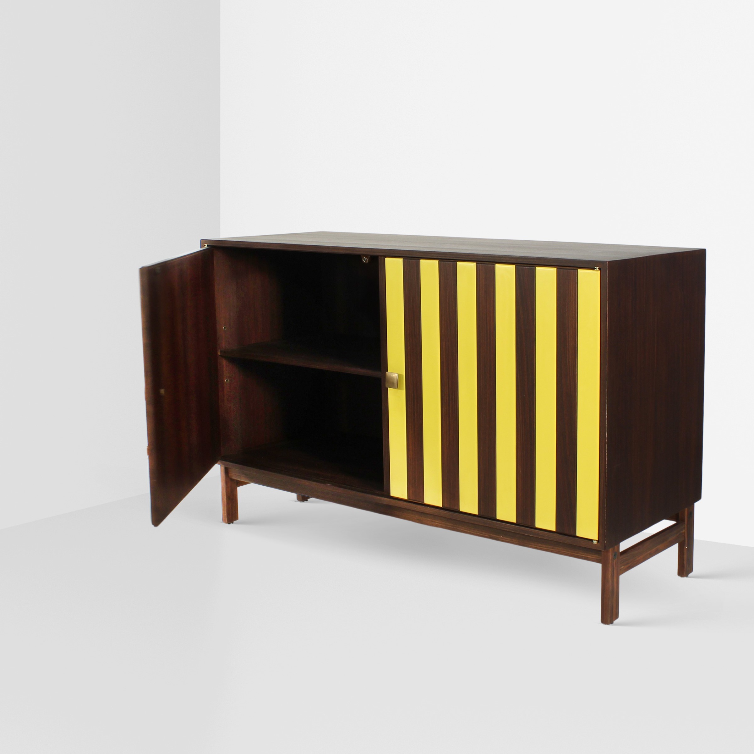 Ettore Sottsass (prod. Poltronova), Credenza mod. MS 120, legno laccato e pomelli in bronzo
